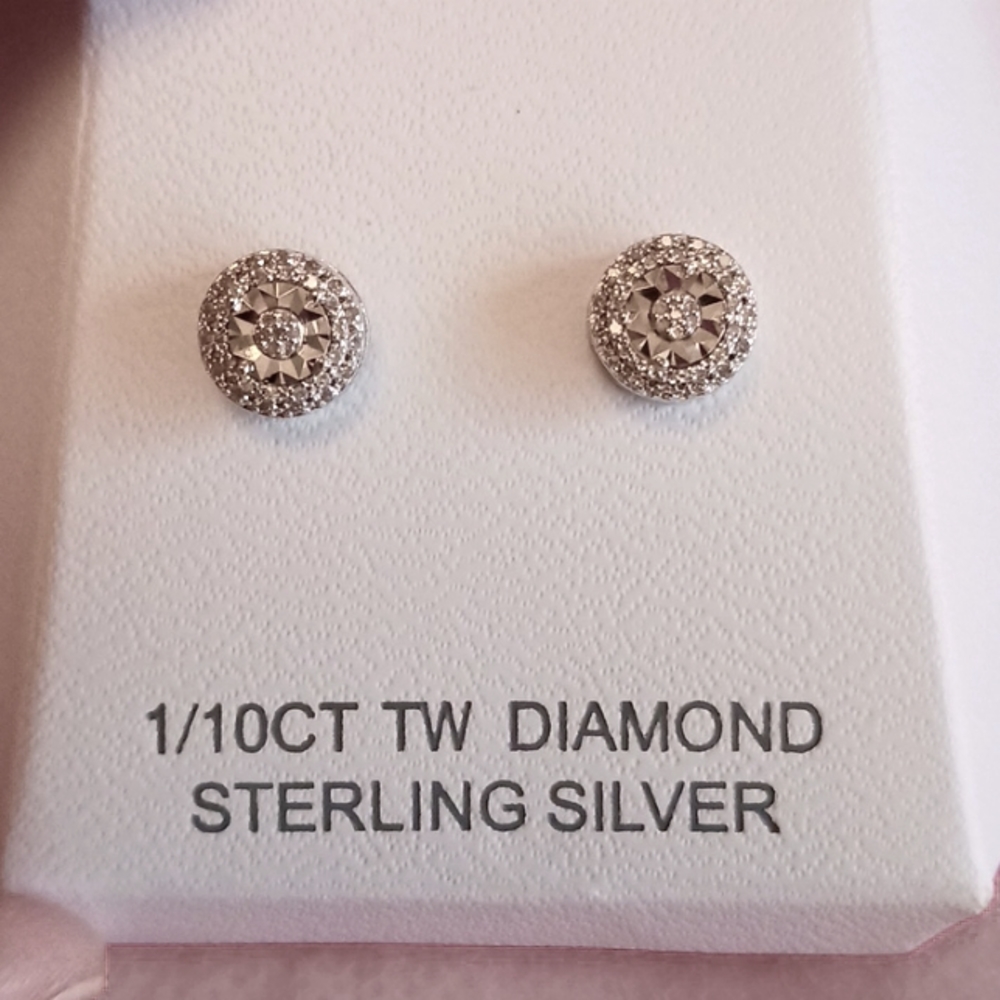 1/10 TW Diamond stud earrings